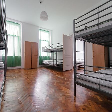 Budapest Party Hostel At Udvarom Стая снимка