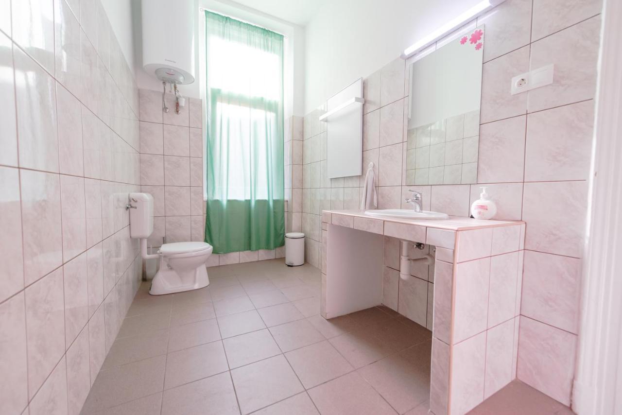 Budapest Party Hostel At Udvarom Стая снимка