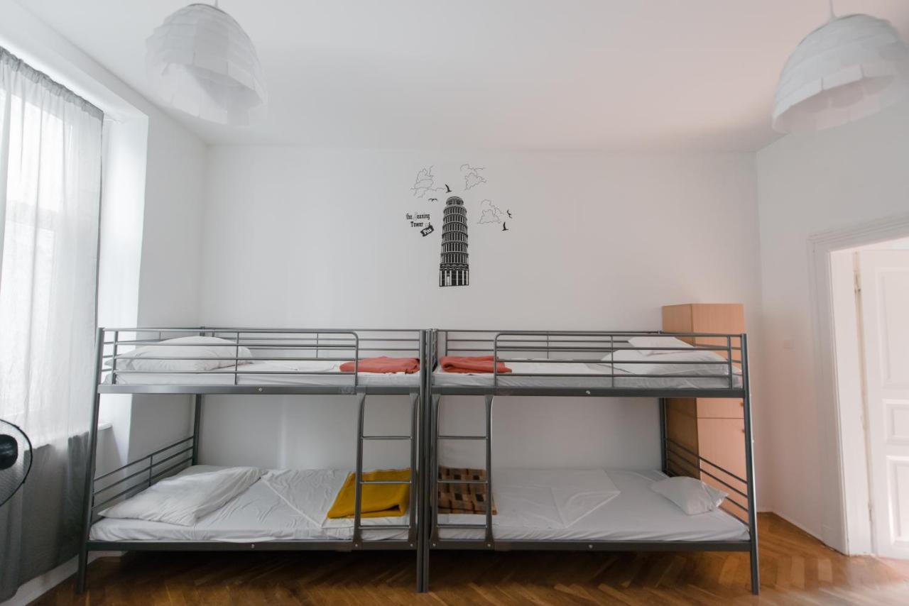 Budapest Party Hostel At Udvarom Стая снимка