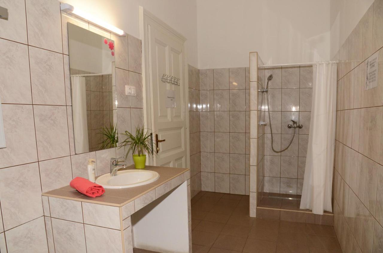Budapest Party Hostel At Udvarom Екстериор снимка