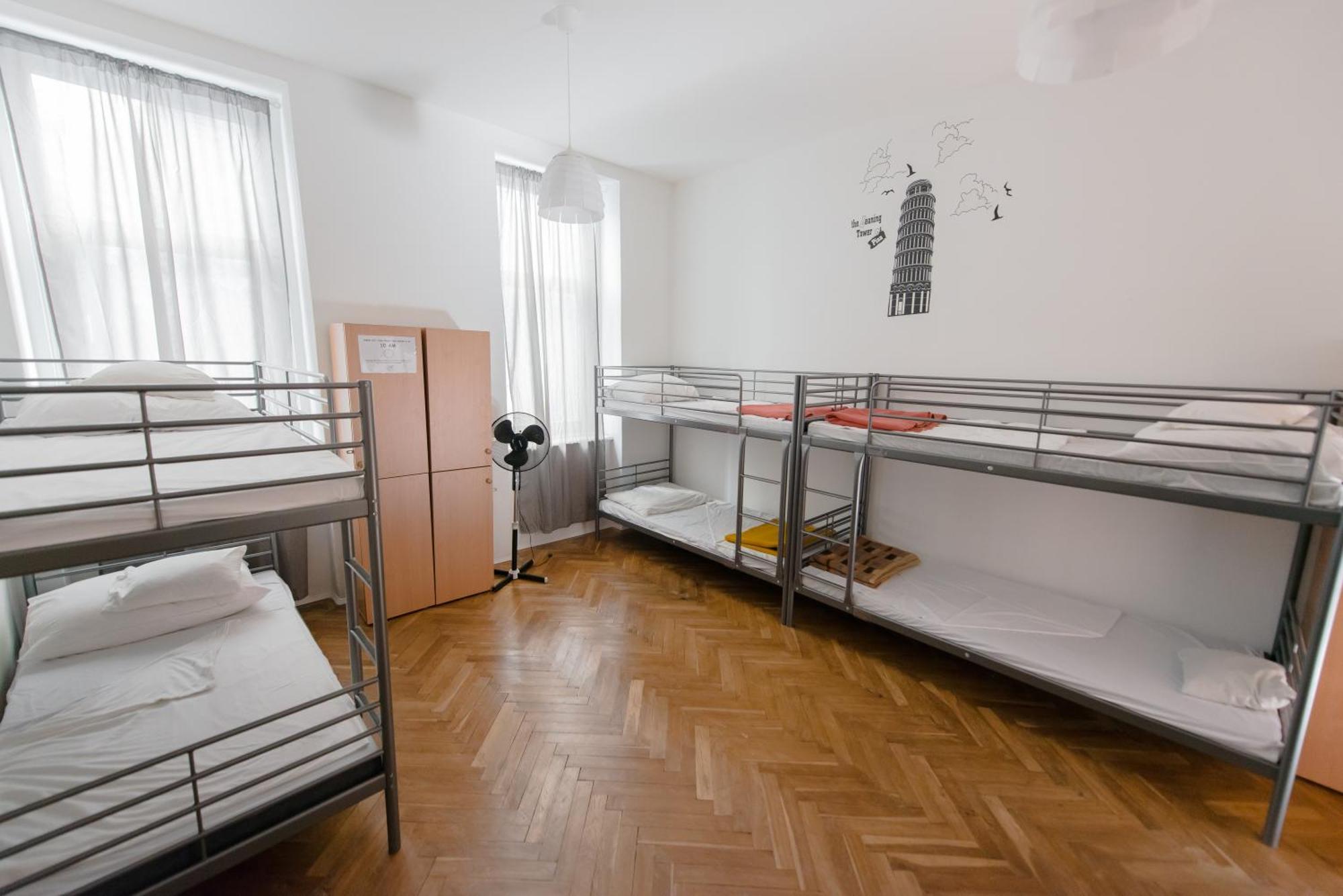 Budapest Party Hostel At Udvarom Стая снимка