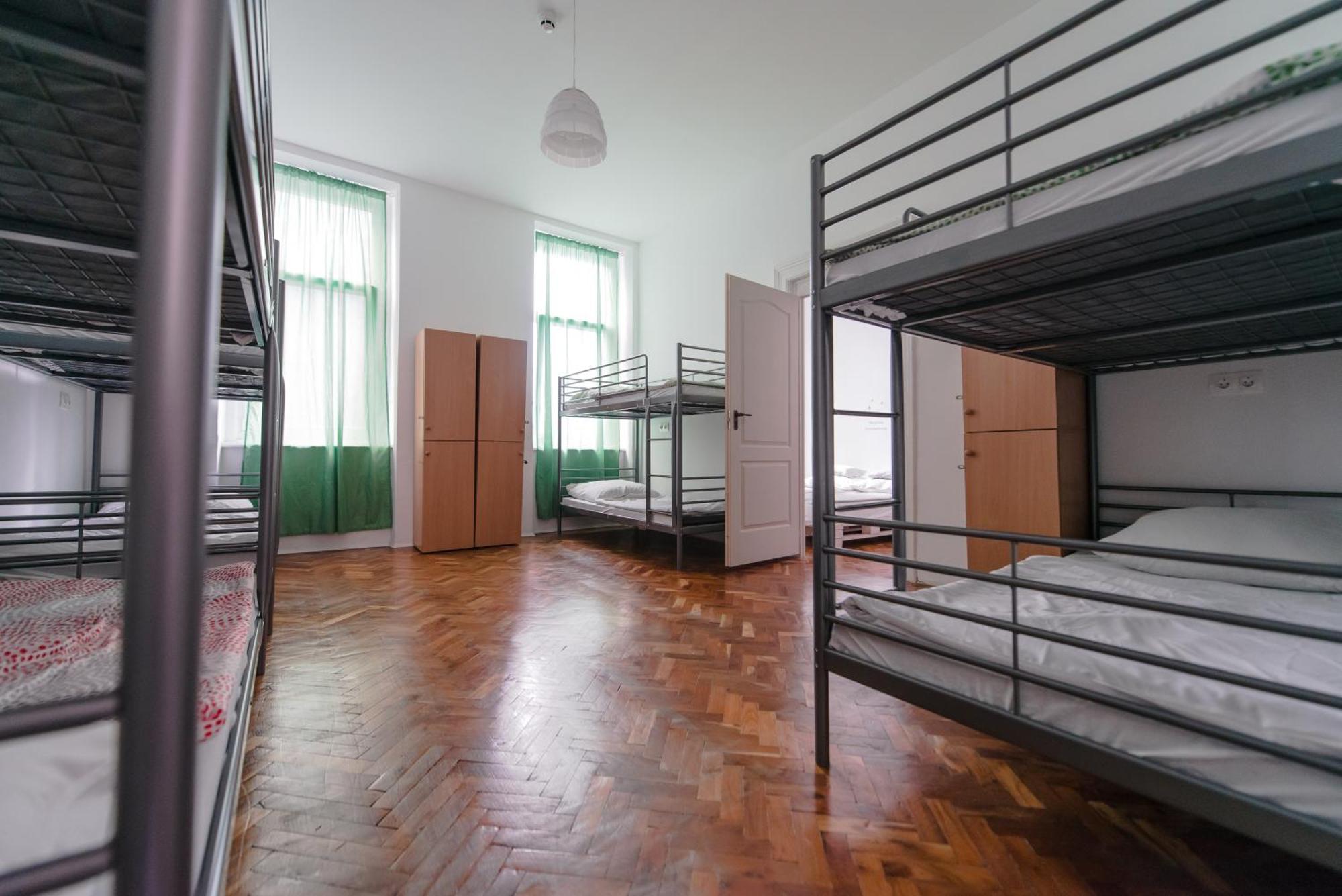 Budapest Party Hostel At Udvarom Стая снимка